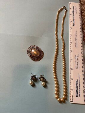 Jewelry set of faux pearls